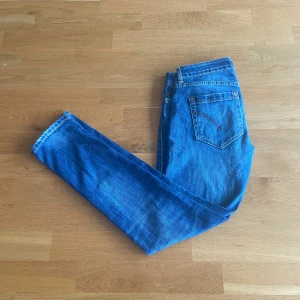 Dondup  - Säljer ett par stilrena jeans från dondup säljes pga för små för mig säljs för endast 645 kr w28 l30