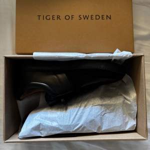 Skick 10/10 helt nya och ny pris är 3000kr. Snygga svarta sneakers med en stilren design. De är gjorda av en kombination av skinn och mocka, vilket ger dem en lyxig känsla. Skorna har snörning och en bekväm passform, perfekt för både vardag och fest.