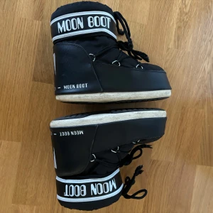 Svarta Moon Boot Icon Low Unisex  - Använd ett par gånger förra vintern men är fortfarande i bra skick. PASSAR STORLEK 39-41 (se bild på sid 4). Orginalpris går att köpa mellan 1800-2100kr och mitt pris går att diskuteras! Varma, sköna och snygga vinterskor som jag vill sälja.