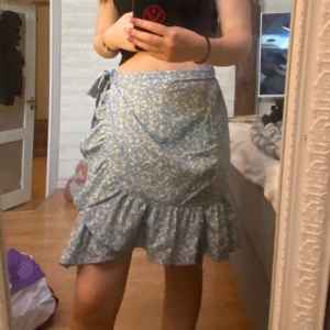 Tjol  - Jättefin tjol från only. Helt ny säljer för den inte satt som jag trodde.  Storlek xs men går att spänna mer så skulle kunna passa xxs och även så har den ett gummiband i midjan så de passar nog s också. 