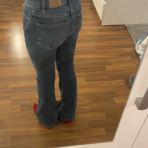 Blåa bootcut jeans - Välanvända men finns inga fel på dom, storlek 32, från gina tricot