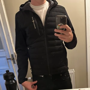 Sail racing jacka - Säljer en sail racing antarctica expedition jacket herr. Denna jacka har mest stått i garderoben och hängt. Nypris runt 3500kr
