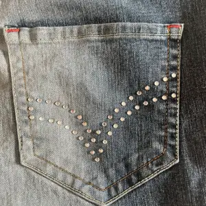 Jeans med diamanter på fickorna