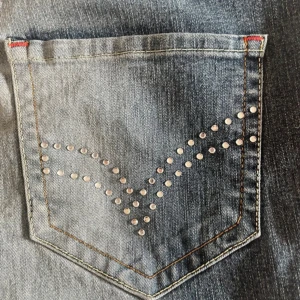 Snygga jeans - Jeans med diamanter på fickorna
