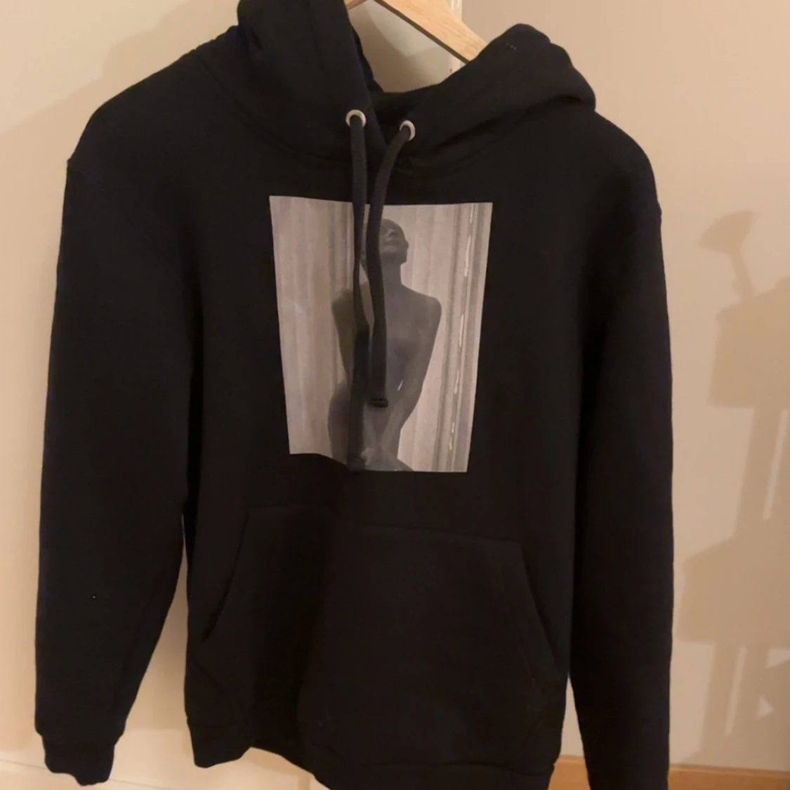Svart hoodie