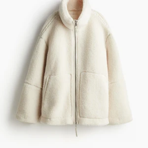 Teddy jackan från H&M - Den slutsålda Teddyjackan från hm i färgen vit samt i storleken M. Helt oanvänd med prislappen kvar! Kontakta mig vid frågor😊