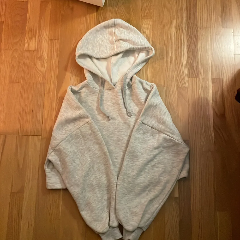 Säljer en grå, lite kortare tjock tröja. Tröjan är använd 1 gång och har inga fläckar så den ser helt ny ut. . Hoodies.