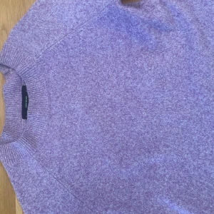 Lila stickad tröja  - Stickad tröja, använd några gånger men inget som märks av förutom att den är lite knottrig🥰