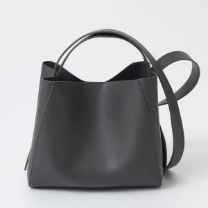 Väska - Säljer dennna väska från ginatricot. Mycket bra skick, dock är långa bandet borta så den kan endast användas som handväska. Skickar fler bilder för intresserade.