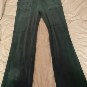 Gröna juicy couture - Aldrig använda! Köpta men ej min stil längre! Köpta i NK, orginal priset var 1200kr men säljer för 1000! Priset kan dock diskuteras! Passar mig som är S, men passar både XS och M även!!