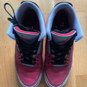 Jordan 3 red concrete  - 8/10 skick tvättar innan köp riktigt sköna jordans 