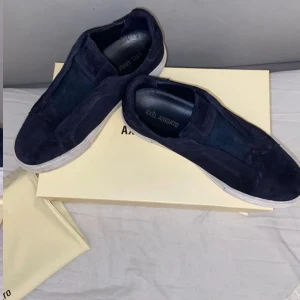 Axel Arigato skor - Tjena, har ett intressekol på ett par snygga skor i storlek 42 men kan även passa 41,5. Dem är i 8,5/10 i skick och jag lägger ut dem för att jag kollar på ett par andra skor. Om du har några frågor är det bara att fråga. Priset är ej hugget i sten📦🗳️