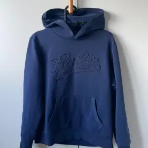 Hej! Säljer en Polo Ralph Lauren hoodie som är i grymt skick. Just den här är ovanlig och hitta. Storlek - 14-16år☺️ Priset är inte hugget i sten. 