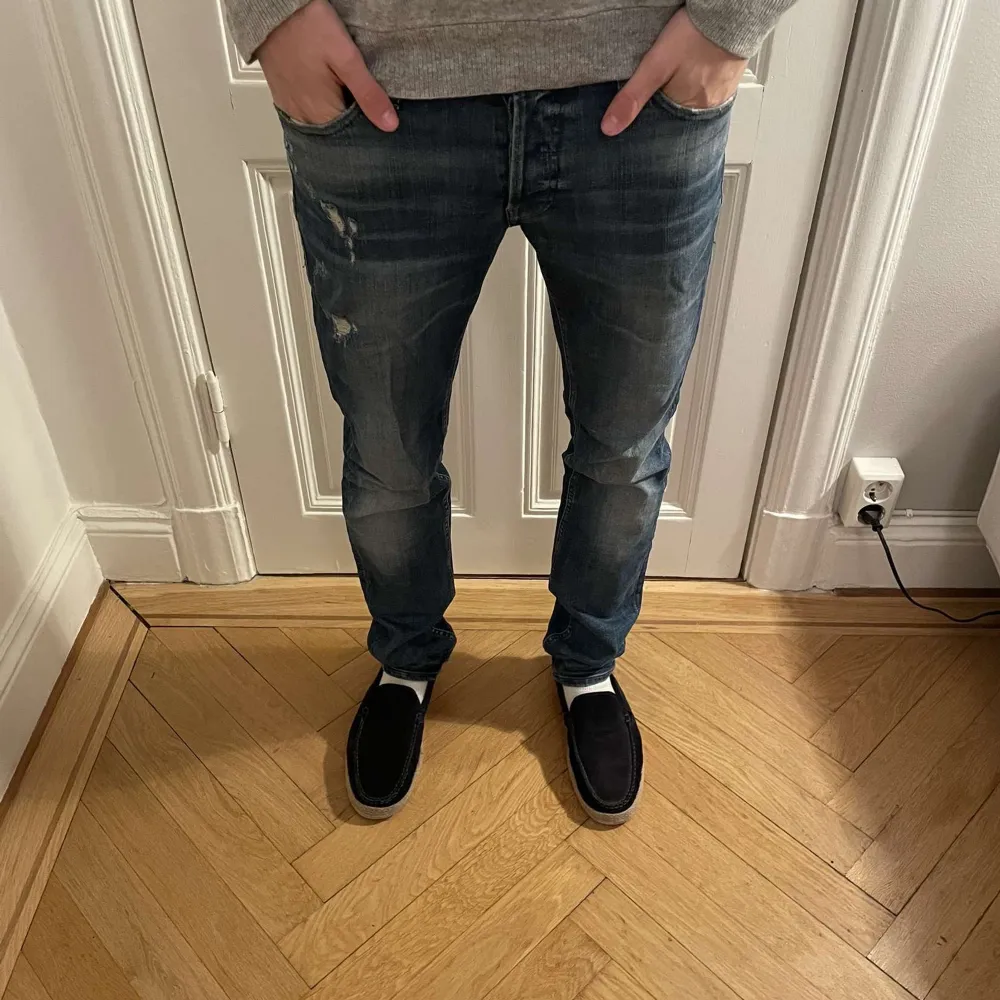 Säljer dessa riktgit snygga Jack&jones jeans med slitningar. Nypris 1100kr. Jeansen är i nyskick. Hör av er vid eventuella frågor!. Jeans & Byxor.