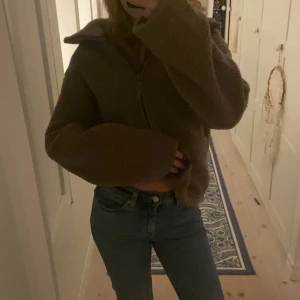 Blå jeans från Weekday  - Blå low waist jeans från Weekday i modellen ”Twig”. De är i storlek W 24 L32. Inga slitningar över huvudtaget och kostade 550kr från början. Säljer pga att de är lite för små.💙💙