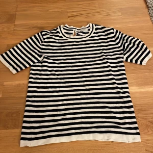 Zara randig stickad tröja - Säljer den här randiga stickade tröja från zara den är M men passar som S