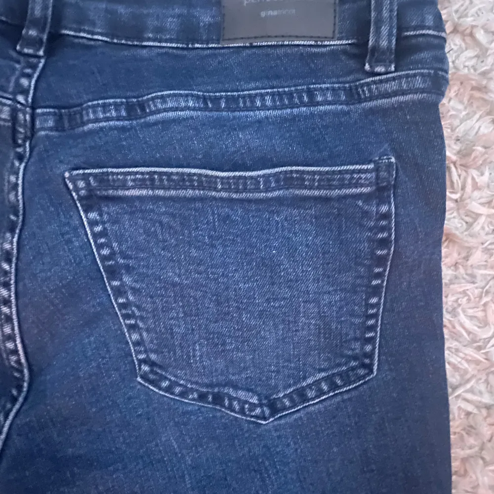 Säljer dom här fina lågmidjade jeansen som jag knappt har använt, köpte på Gina tricot för 400kr 💕 säljer pga att dom är för stora, innerbenslängden är 80cm. Jeans & Byxor.