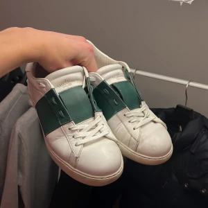 Valentino open  - Säljer mina valentino open skor i rätt bra skick! Finns skavanker då dom är använda men fint skick i helhet. Box och kort medföljer. Nya snören sitter på, Storlek 41,5 men passar större.