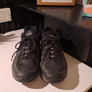 Air max 95 - I använt skick men fortfarande okej, lite slitache vid hälen. Säljer pågrund av att jag inte använder längre. Dm för funderingr. 