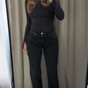 Jeans - Jeans i en mörkgrå/svart tvätt från Gina Tricot, aldrig använda. Storlek 38, långa i modellen och passar mig som är 1,75 jättebra! 🤍
