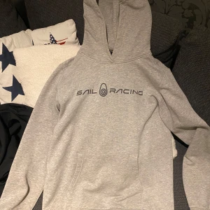 Sail racing hoodie - Säljer denna gråa snygga hoddie som är i ett väldigt bra skick. Skriv vid minsta fundering, hoddie har inget slitage.