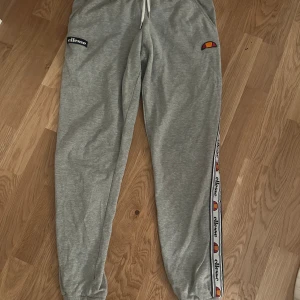 Ellesse - Mjukisbyxor ifrån Ellesse. Väl använda och är nötta mellan benen. Fungerar ändå att använda och är inga hål 