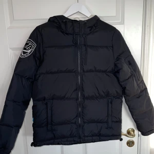 D.brand jacka - En jättefin rak dunjacka från märket d.brand.  Storlek: s  Nypris: 2 099 kr   Fyllning 90% dun och 10% fjäder. Passar i kyla upp till -20 grader.  Priset kan diskuteras vid smidig affär :)