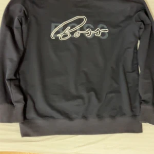 Hugo boss tröja - Säljer den hära feta hugo boss tröja på grund av att den är liten den är i storlek XL men den är som storlek M på tröjor och priset kan diskuteras 