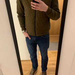 Hugo Boss jacka - En bekväm höst/vårjacka, inköpt helt ny för cirka 3000-3500kr. Säljer p.g.a utrensning av garderob. Väldigt bra skick/nyskick. Pris kan diskuteras vid snabb affär:) 