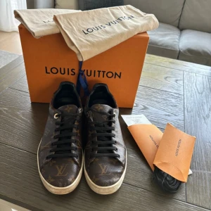 Louis Vuitton sneakers  - Se bilder för att se dess skick! Skorna är större i storleken. Dessa är i storlek 39 och jag har 40. Något spruckna, helt normalt enligt LV  Kvitto, extra sko snöre, dustbag samt kartong finns.