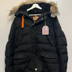 Parajumper a Down Jacket - Säljer min ParaJumper eftersom jag vill köpa något annat. I jätte bra kondition har haft den in i ungefär 1 år eller mindre. Inga fläckar eller rivningar alls. Tags finns. Köpte för 11000kr . Skriv gärna om du har några frågor. 