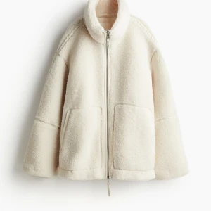 Teddy jacka  - Har denna Teddy jackan från H&M i strl M, någon som är intresserad av den? Lägg bud! 🩷 