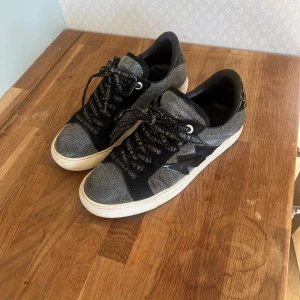 Zadig & Voltaire sneakers - Zadig&Voltaire sneakers. Köpta för 3700 på Boozt hemsida. Stl 40. 