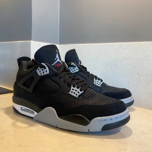 Jordan 4 black canvas - Använda en gång och kvittot finns behöver bli av med dom