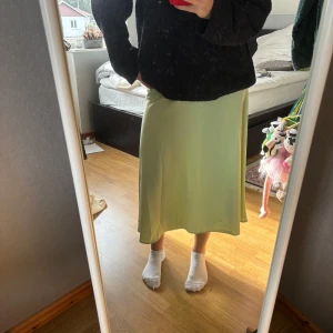 Kjol - Grön satinkjol från Nakd i storlek 38 i nyskick. Skriv privat för frågor eller fler bilder🥰