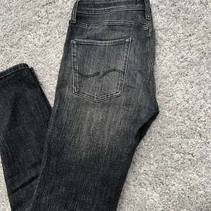 Jack & Jones Jeans  - Säljer ett par riktigt feta jeans från Jack & Jones. W31 L30. Mycket bra skick ! 