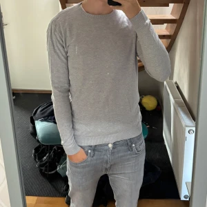 Grå Tröja  - Tja! Säljer nu en skön tröja från märkes asos. Den är i gott. Tveka inte på att höra av dig vid frågor. 