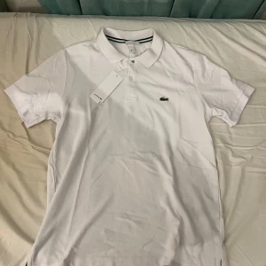 Lacoste piké  - En helt ny fräch Lacoste piké med tagsen på. Kan användas vardagligen och matchar med nästan allt. Pris kan diskuteras vid snabbaffär 