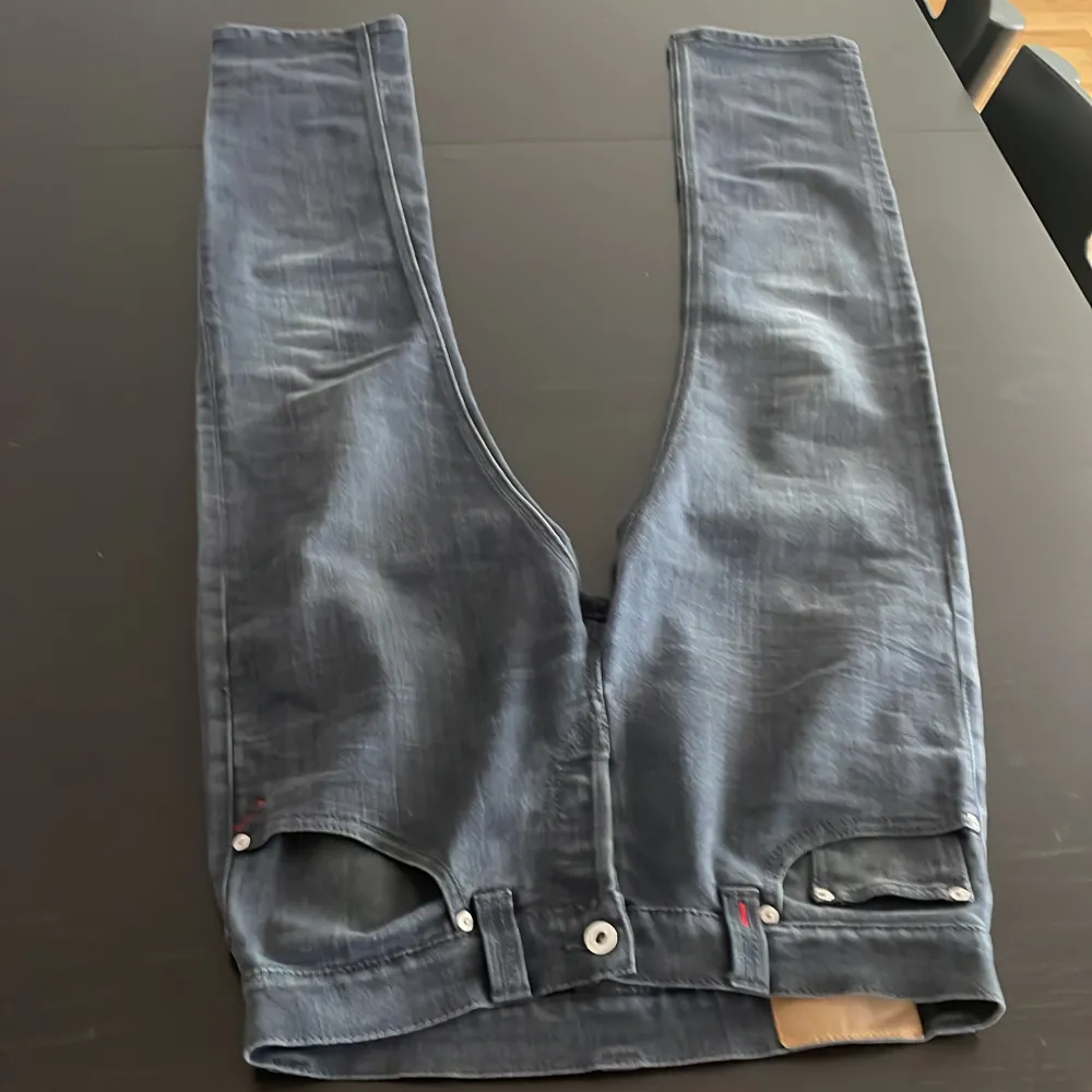 Riktigt snygga dondup jeans med storlek 32. Använt dom några gånger men är fortfarande i orginal skick.  Kan tänka mig att gå ner i pris vid snabb affär.  Skriv om det finns några frågor.. Jeans & Byxor.