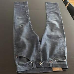 Riktigt snygga dondup jeans med storlek 32. Använt dom några gånger men är fortfarande i orginal skick.  Kan tänka mig att gå ner i pris vid snabb affär.  Skriv om det finns några frågor.