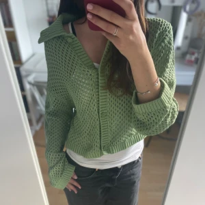 Grön kofta - Grön virkad kofta med krage från divided, H&M💕 använd men i bra skick i storlek S. Man kan ha den knäppt, off shoulder, uppknäppt mm✨