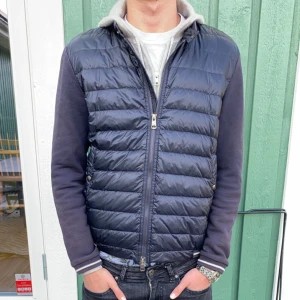 Moncler cardigan  - Säljer nu min Moncler Logo Down-Filled Cardigan då den är lite för liten för mig. Passar er som är ungefär 170-175. Köpt från garmsmarcket. Äktenskap bevis finns. Pris går att diskutera vid snabb affär!