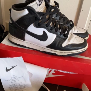 Nike Dunk High Panda - Säljer dessa sköna Pandas för det ej passar mig längre. Oskadad box, crease skydd och kvitto kommer med! Nypris är ungefär 1500, få dessa för bara 499. Det finns ett litet hål inuti skon som ej kan synas (bild 5). Pris kan diskuteras vid direktköp!