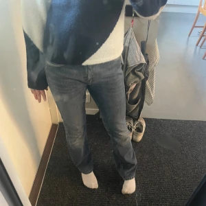 Lee jeans  - Säljer mina gamla lee jeans så de inte kommer till användning det i storlek 13y men passar mig som är 32/34, mått rakt över är 37 och inerbenslängd är 78,5 skriv vid frågor eller fler bilder, pris kan också diskuteras vid snabb affär 💘