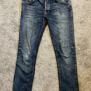 Nudie jeans  - Tja, säljer min nudie jeans! Jeansen är i bra skick och sitt vändigt bra. Ny pris ca 1500kr