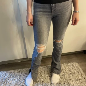 Zara jeans med hål och slits - Zara jeans med hål på knän och slit längst ned, väldigt bra skick, inga defekter
