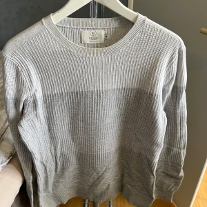 Fintröja från Emilio - Tröja från Emilio. Färg grå, storlek S. Mycket skön tröja lite tunnare men perfekt att ha på sig i vardagen. 