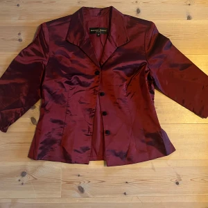 Retro kavaj - Snygg röd kavaj i glansigt tyg med retrokänsla. Gott skick.