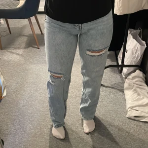 Ljusblå jeans  - Ljusblå jeans från Hm i Strl 38. Använda några gånger men i fint skick. 