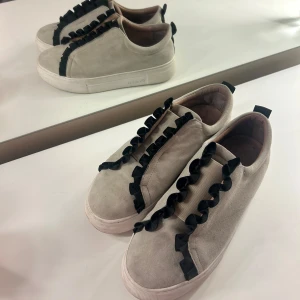 Skor från k. cobler! - Säljer mina skor från K. Cobler💕så fina stilrena skor som passar till allt! Säljer då jag har dubbla par🙌🏽